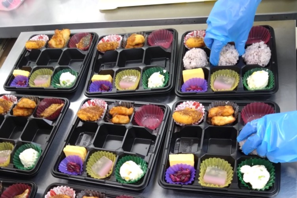 宅配弁当の盛り付け